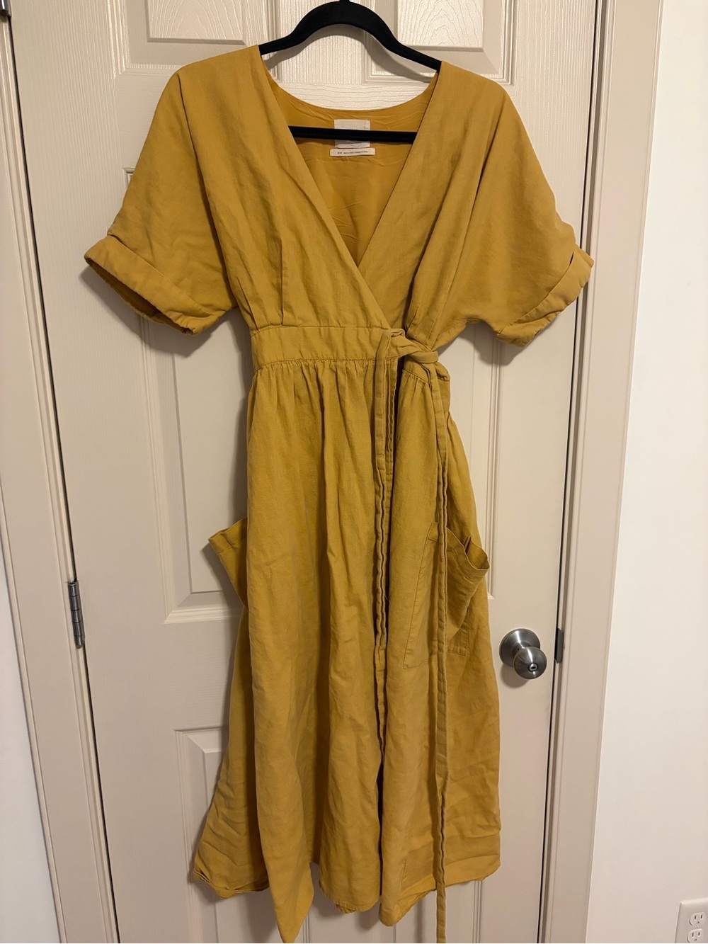 💜 URBAN OUTFITTERS - Medium Yellow Wrap Dress